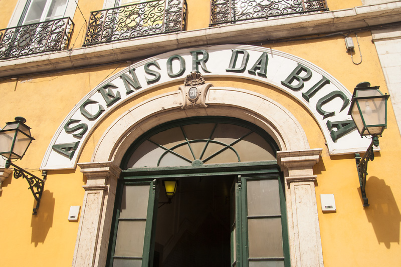 Wejście do budynku dolnej stacji funikularu z napisem "ASCENSOR DA BICA"