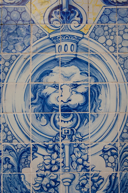 Lizbona 2013 rok – niebiesko-białe kafelki na ścianie