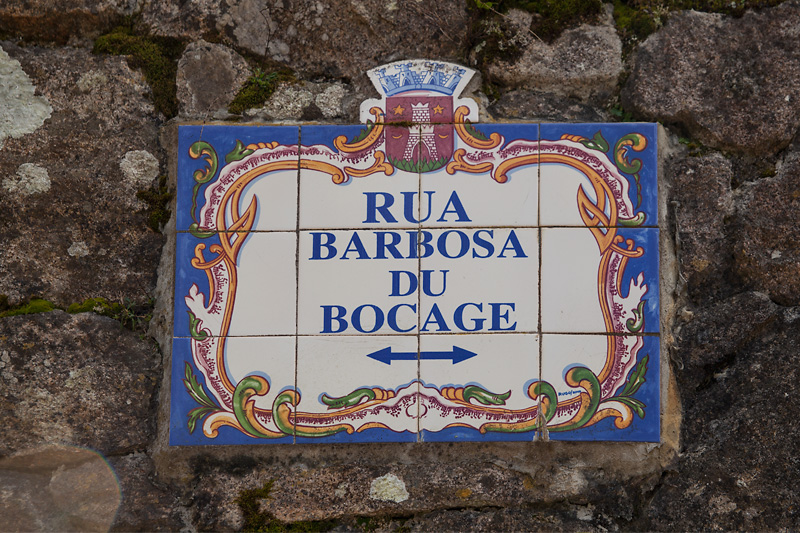 Tablica z nazwą ulicy "Rua Barbosa du Bocage"