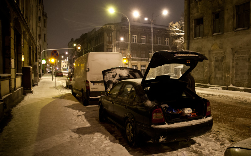 Pakowanie samochodu na zaśnieżonej ulicy