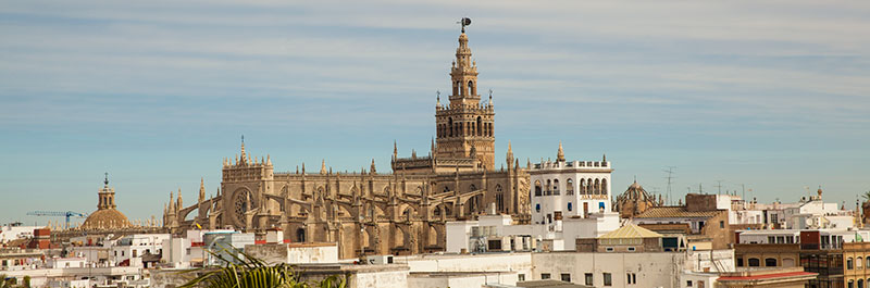 Widok z tarasu Torre del Oro na Katedrę i Giraldę