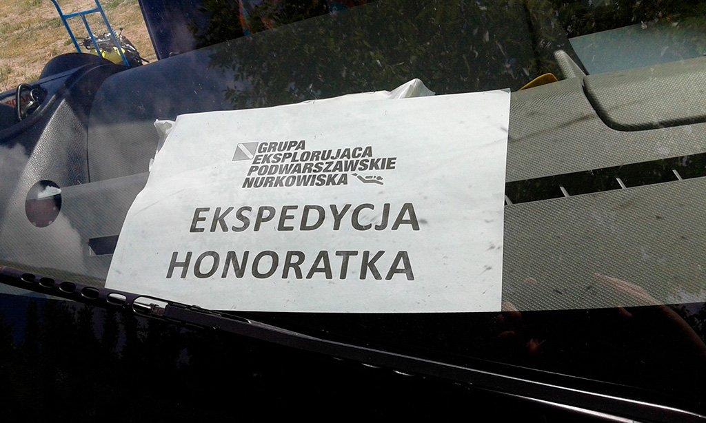 Nurkowanie z GEPN - karta na szybie samochodu z logo GEPN i napisem "Ekspedycja Honoratka"