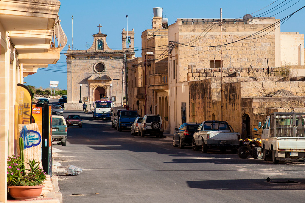 Gozo, Qala - uliczka z naszym Centrum Nurkowym i kościółek w tle.