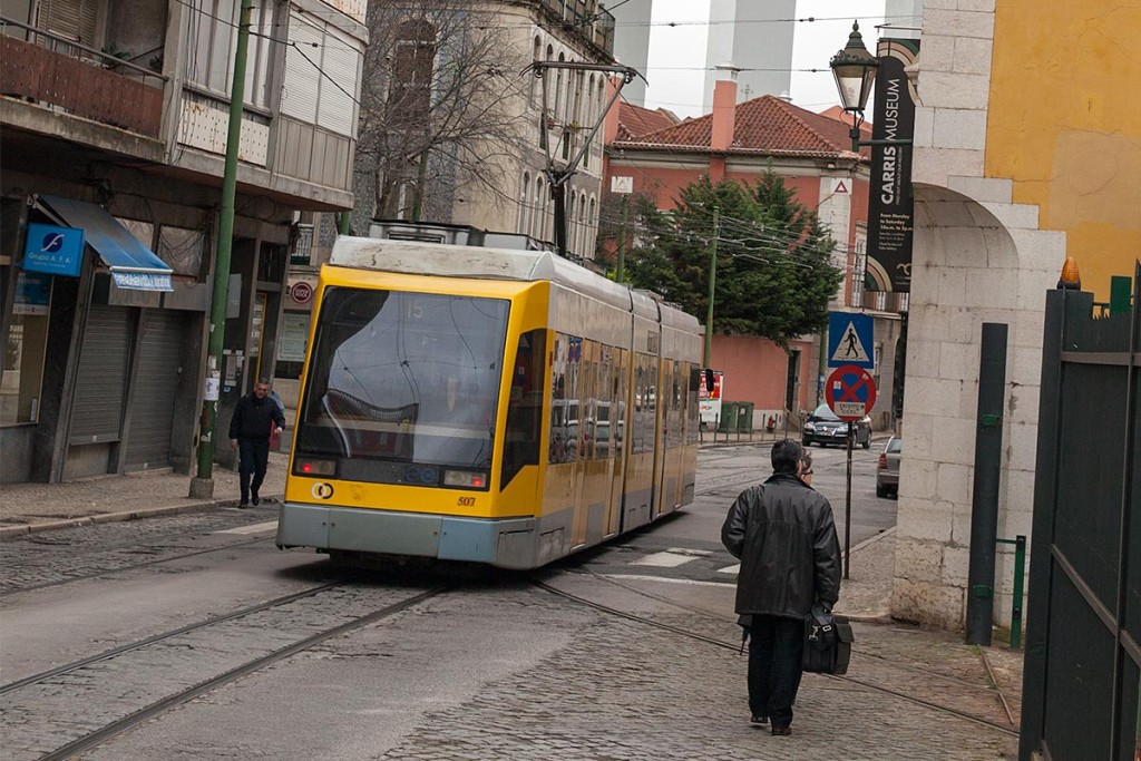 Niskopodłogowy tramwaj Siemensa na linii 15 obok Museu Carris