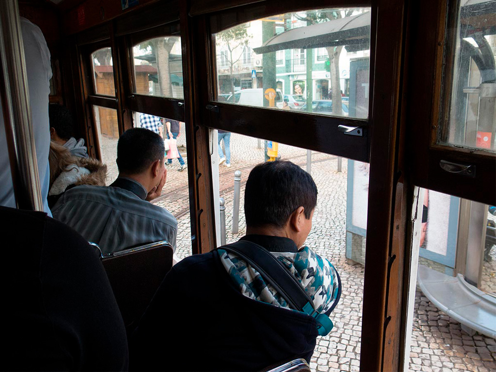 Jazda tramwajem przy otwartych oknach