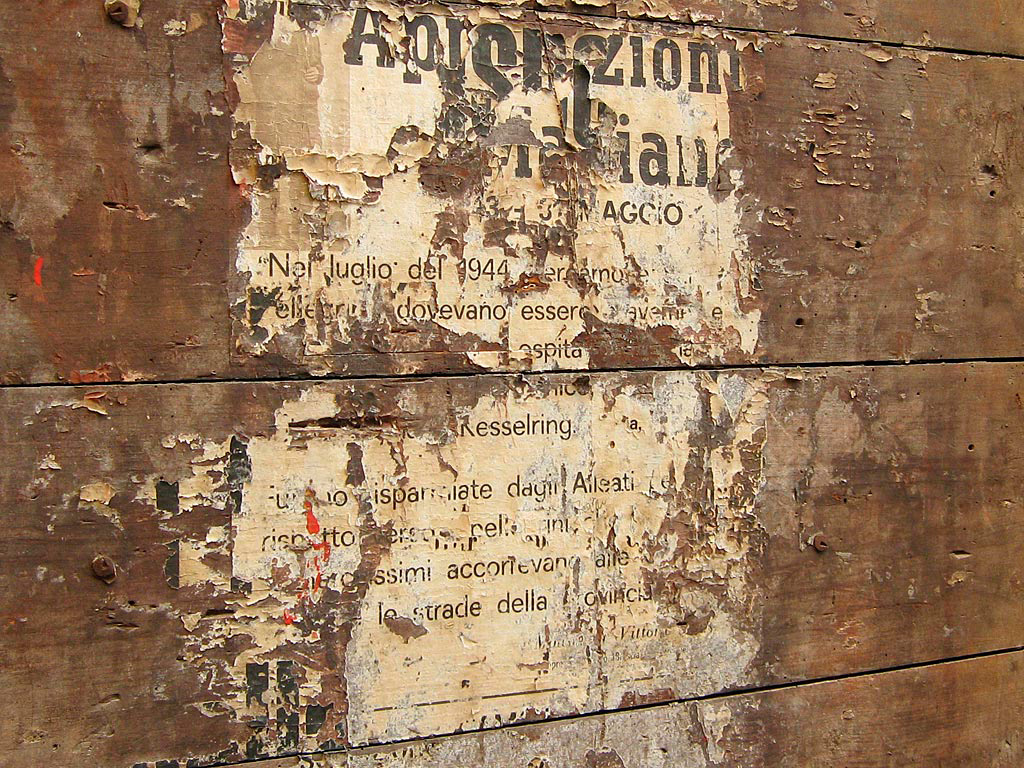 Resztki starego plakatu na ulicy w Bergamo