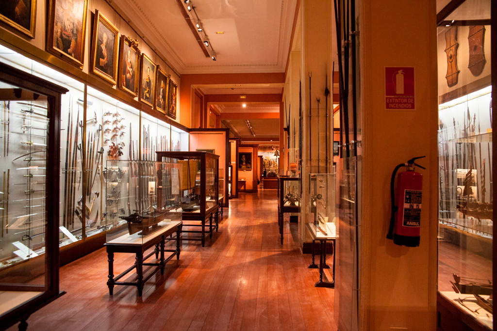Madryt, co zobaczyć: Museo Naval - rzędy gablot i eksponatów