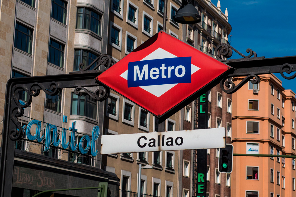 Metro – logo metra nad wejściem na stację