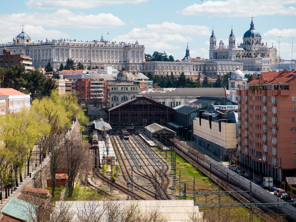 Madryt – dworzec kolejowy Príncipe Pío, Pałac Królewski i katedra