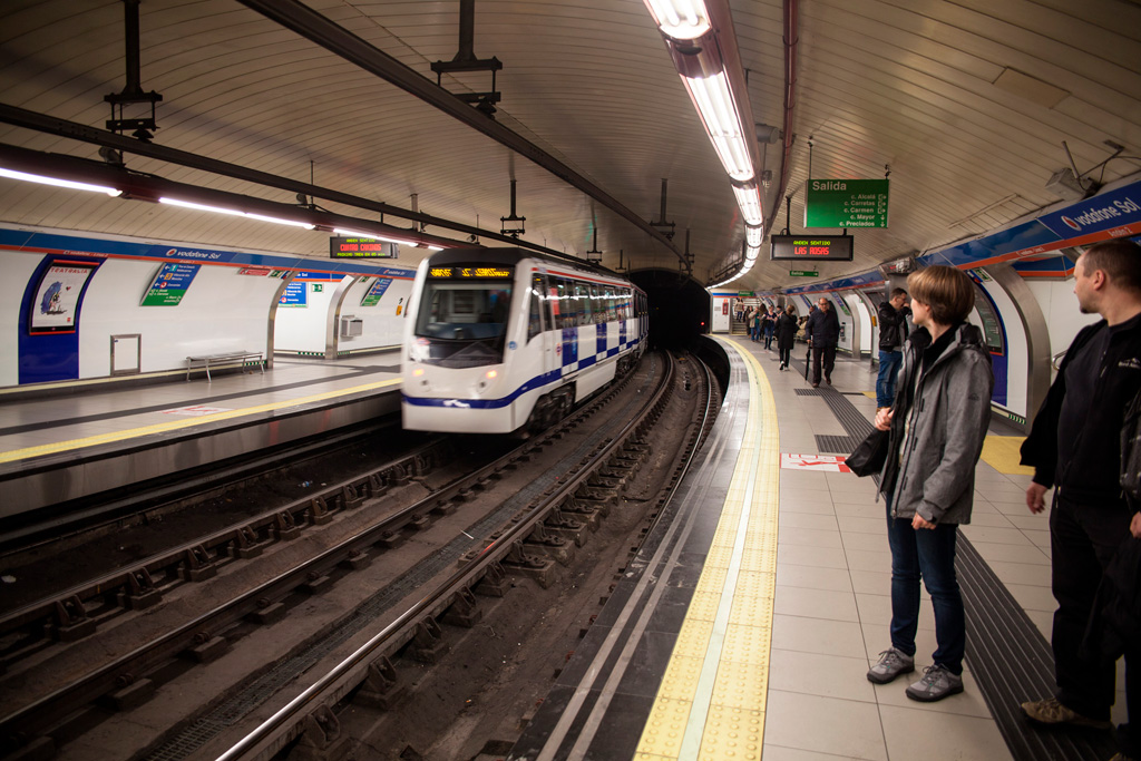 Metro – na stacjach na łuku torów trzeba uważać na odstęp między peronem a wagonem