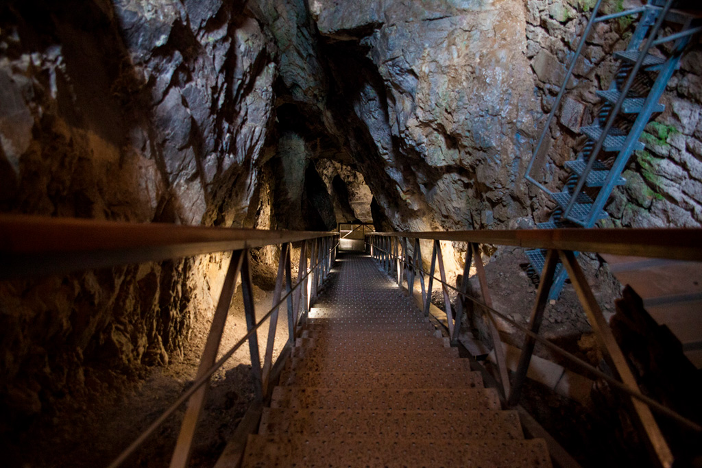 Demianowska Jaskinia Lodowa - jedne ze stromych schodów