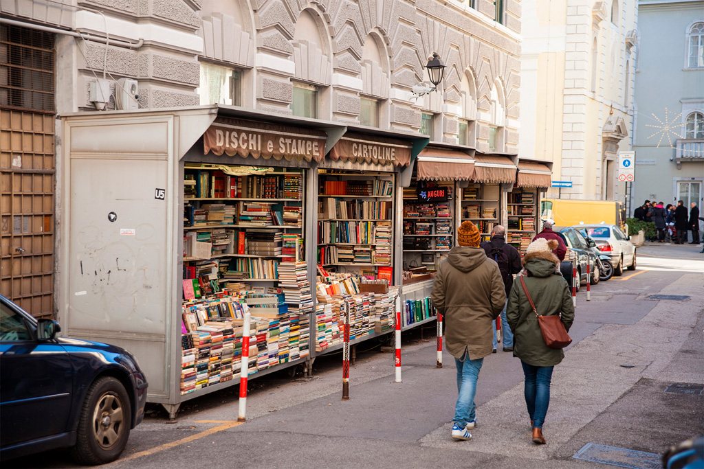 Stragany z książkami w bocznej uliczce