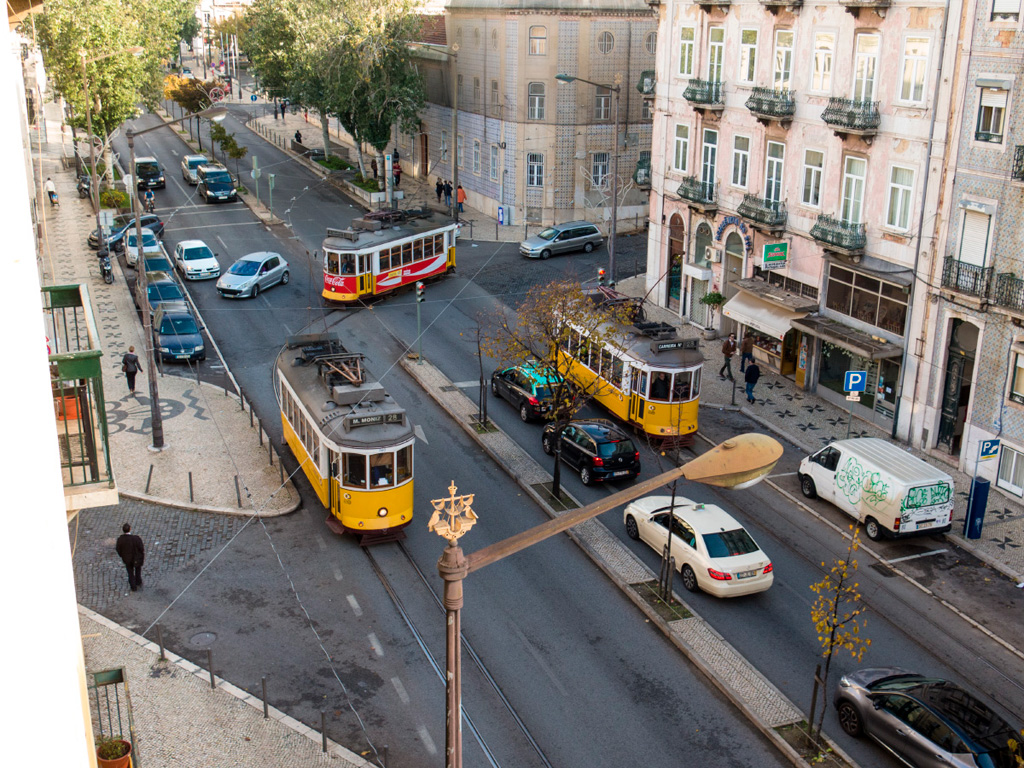 Trzy tramwaje przy skręcie w boczną ulicę