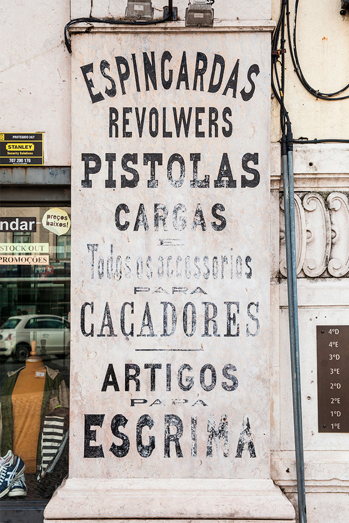 Lizbona, galeria: Stara reklama sklepu z bronią