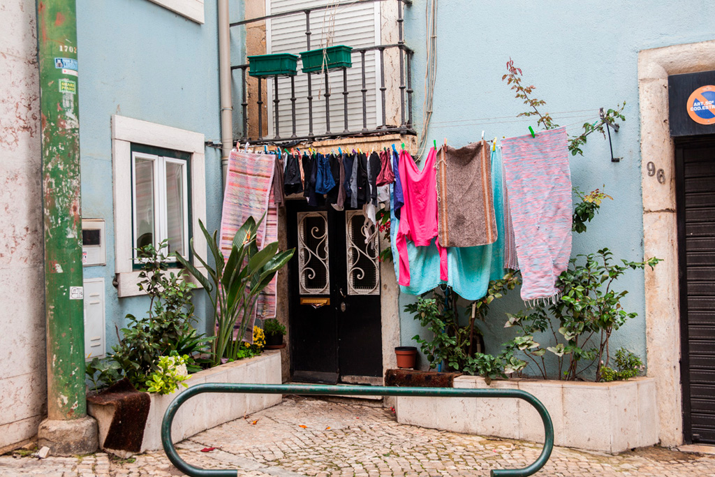 Lizbona, pranie rozwieszone w wejściu do budynku, tuż przy ulicy