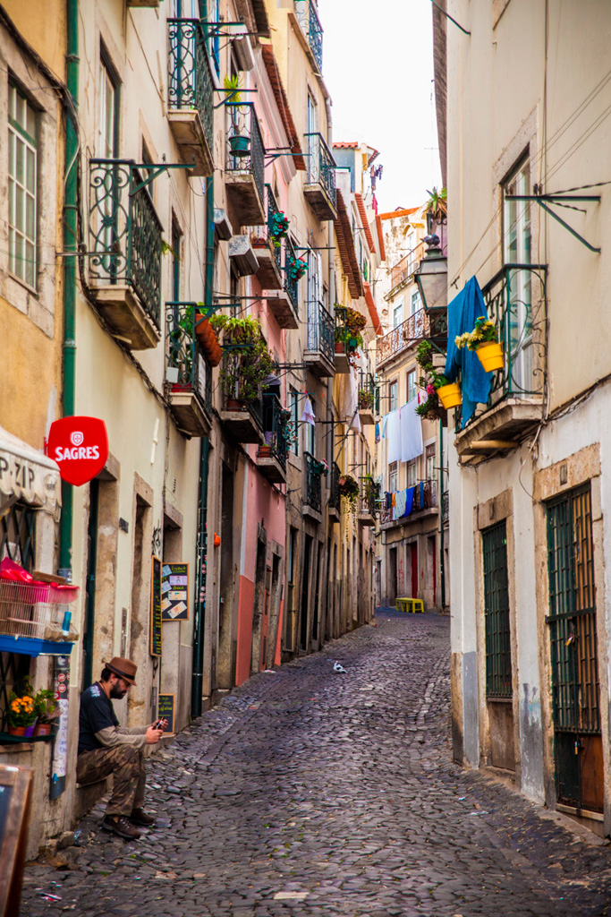 Lizbona, galeria – wijąca się brukowana uliczka