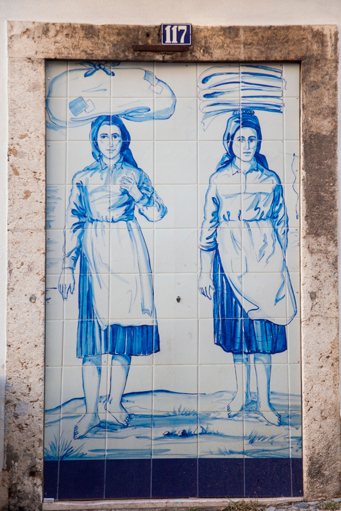 Lizbona, galeria – dwie tradycyjne postacie kobiece