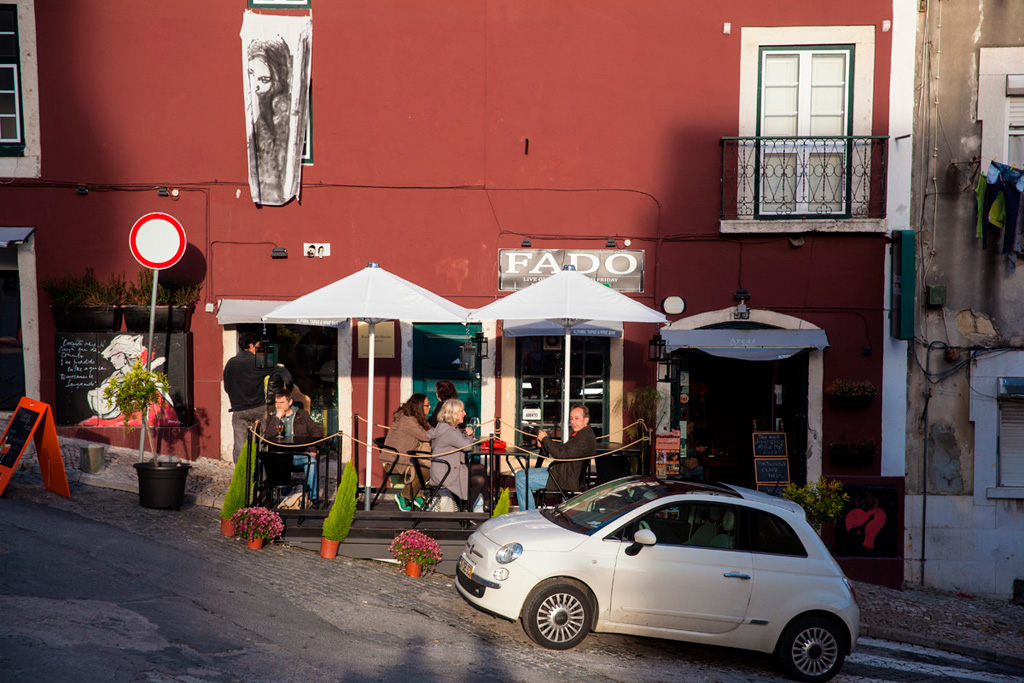Lizbona, galeria – stoliki przed knajpką na ulicy
