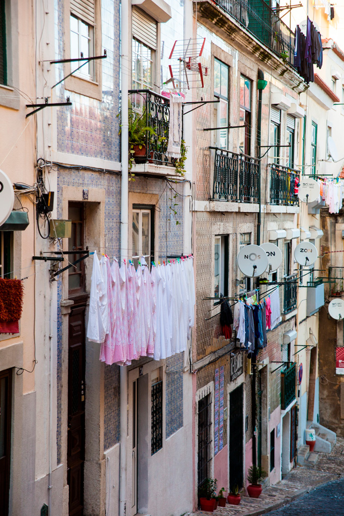 Lizbona, galeria – balkoniki, kafelki, pranie i stroma uliczka