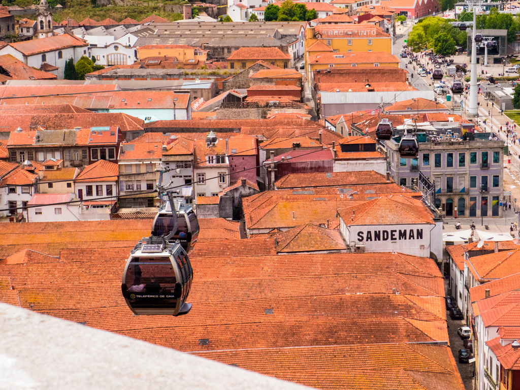Porto – dachy winnic widziane z górnej stacji kolejki linowej