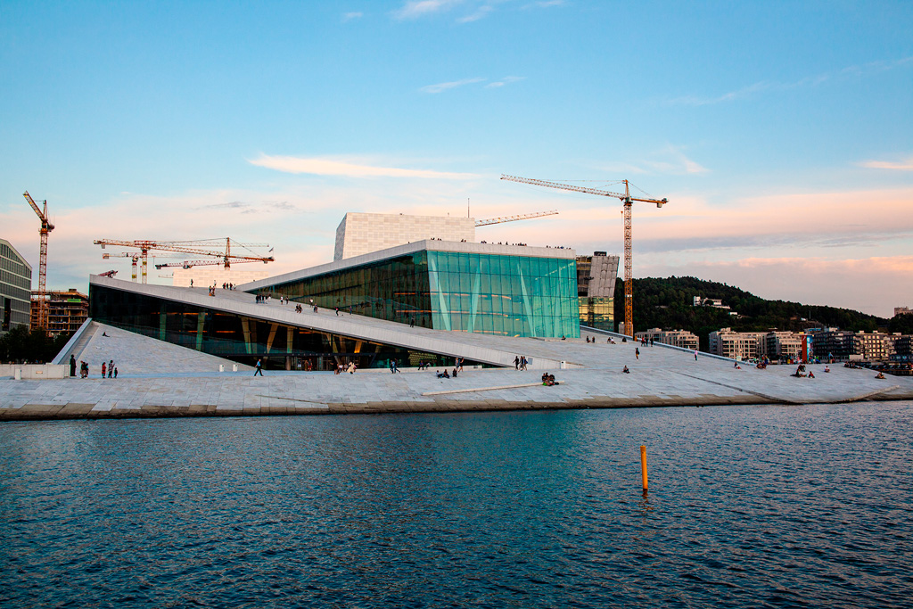 Oslo - budynek opery z pochyłymi dachami