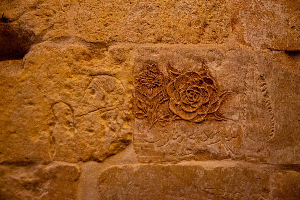 Wydrapany przez więźnia na murze kwiat róży