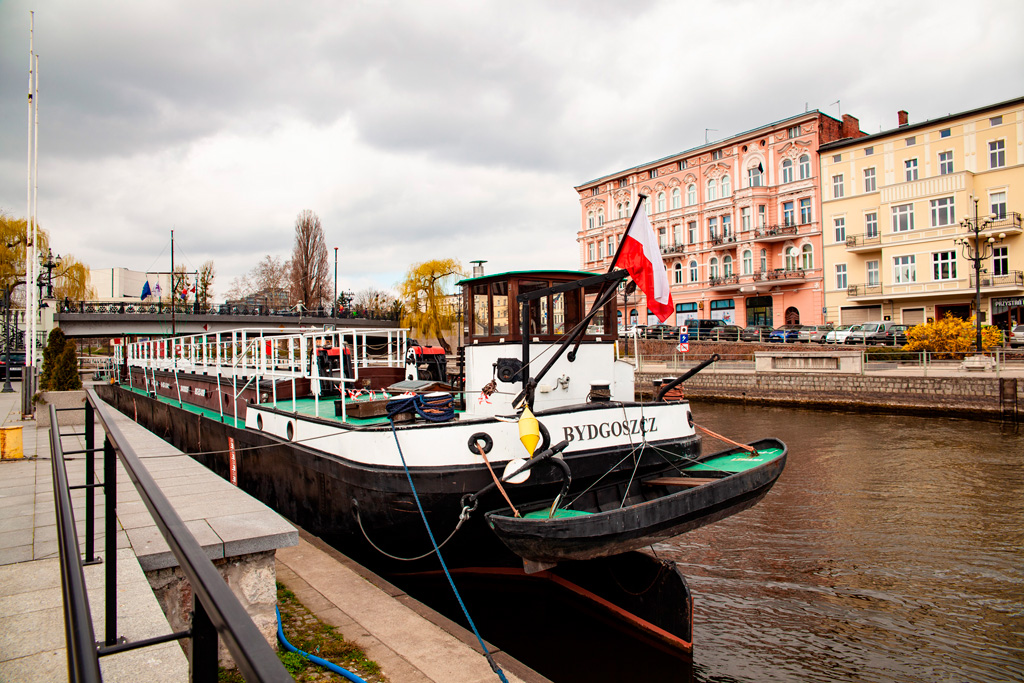 Bydgoszcz na weekend - barka zacumowana w porcie rzecznym