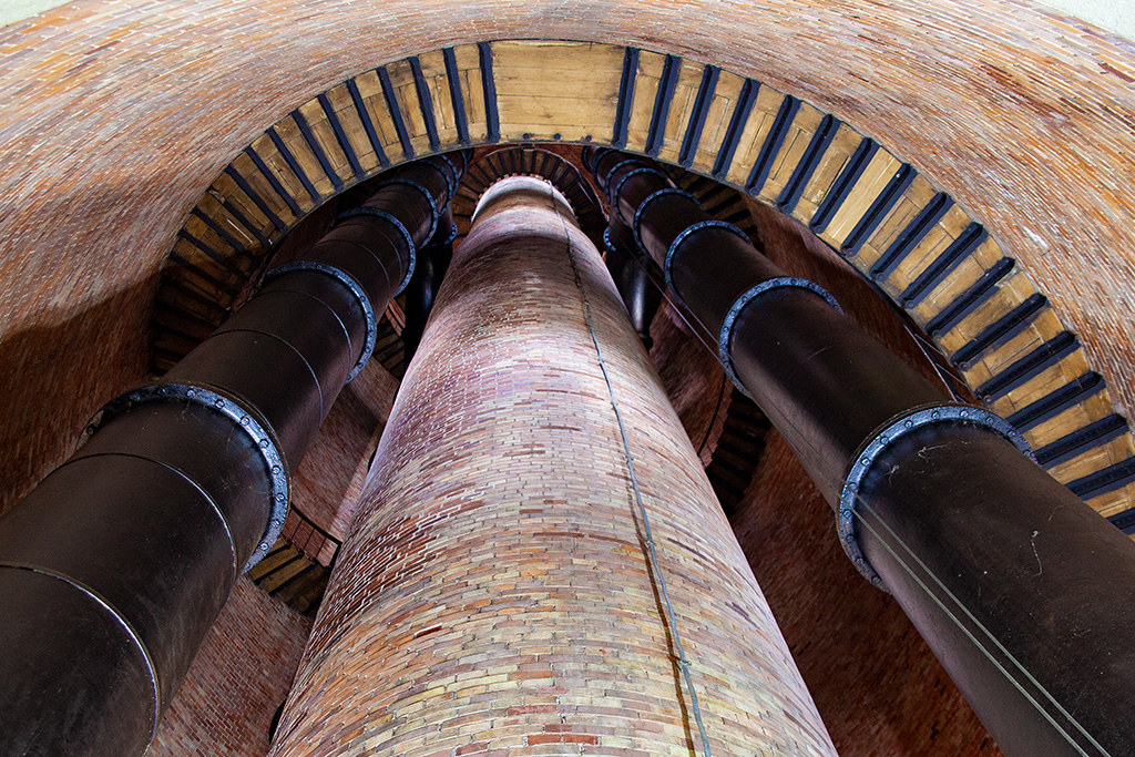 Filtry Warszawskie - wewnątrz wieży ciśnień mieści się komin, potężne pionowe rury, a dookoła biegną wąskie schody