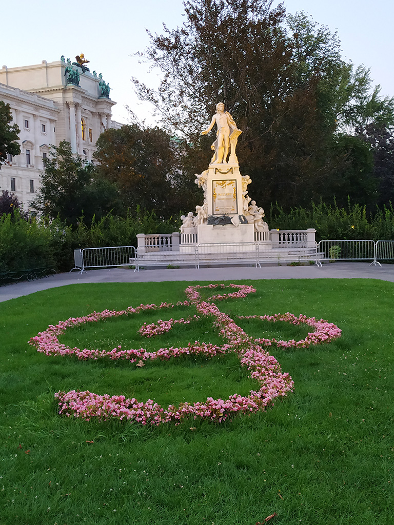 Pomnik na cześć Mozarta w ogrodach pałacowych
