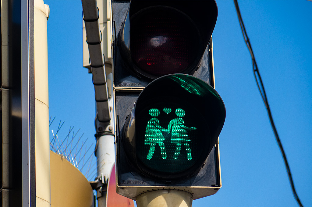 Światło sygnalizatora ulicznego – dwie trzymające się za ręce dziewczyny :)