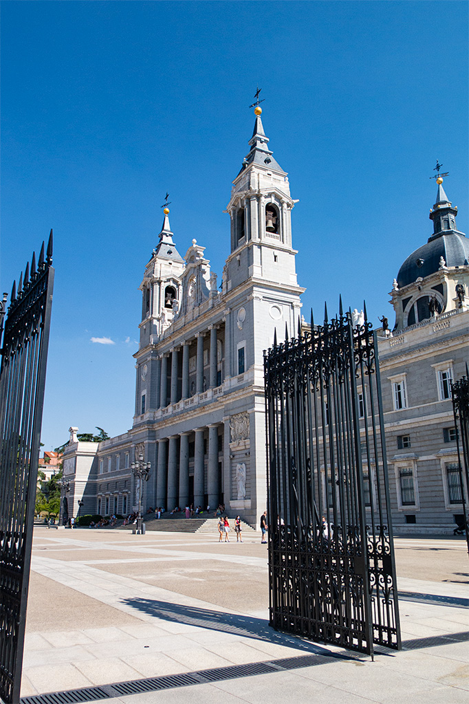 Madryt, co zobaczyć – katedra stojąca naprzeciwko Pałacu Królewskiego