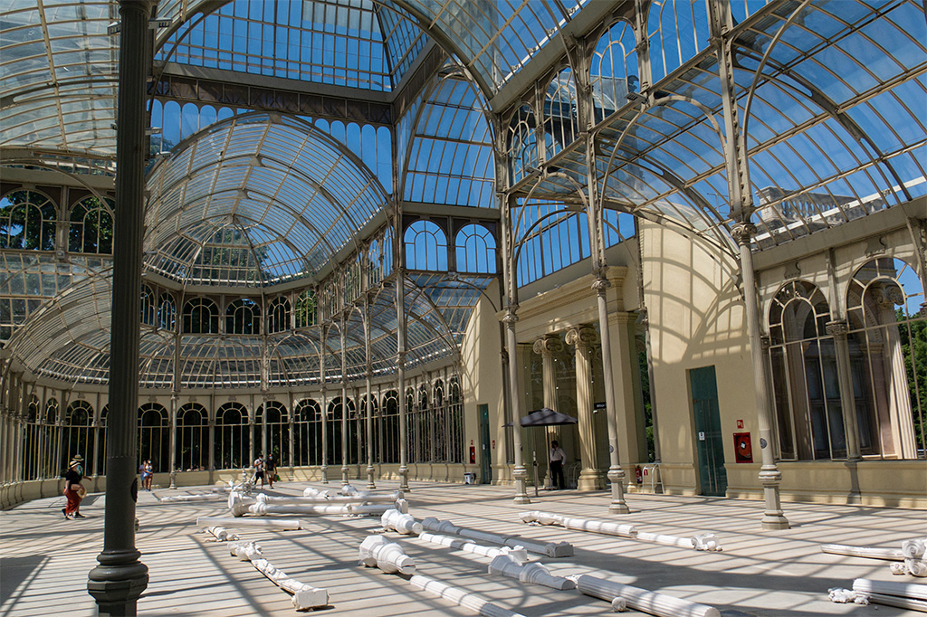 Wnętrze pałacu kryształowego – ażurowa konstrukcja i bardzo dużo szkła