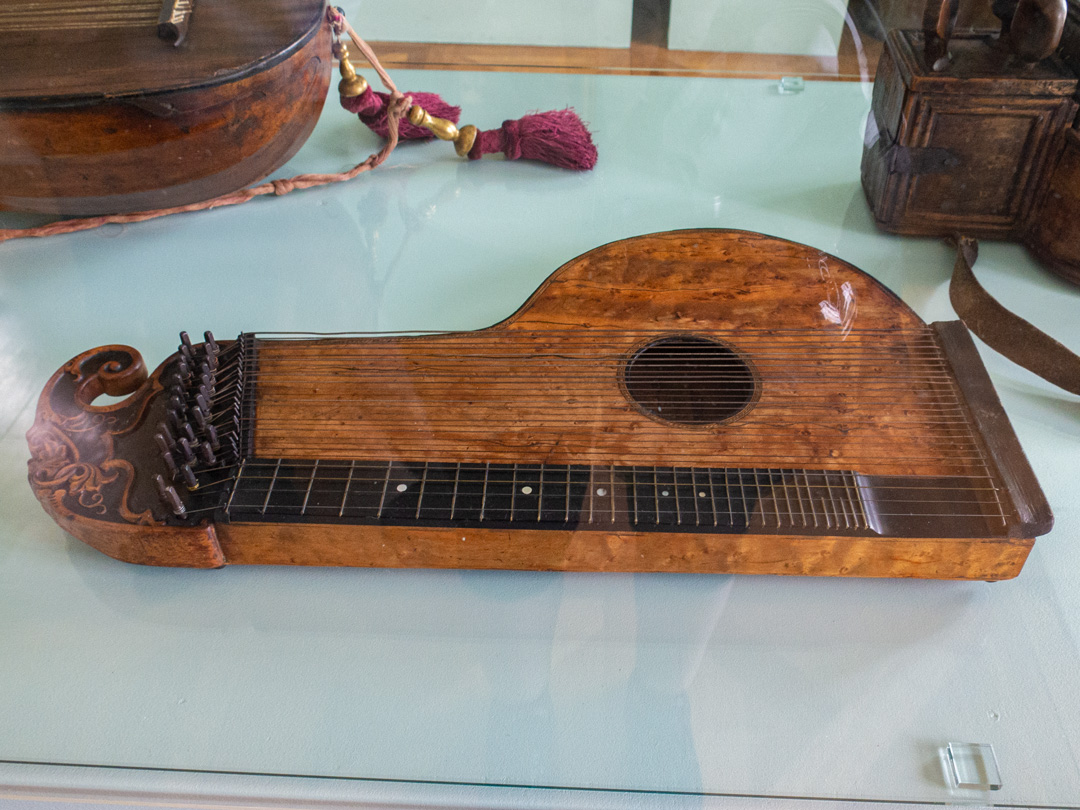 Cytra – drewniany instrument z wieloma strunami