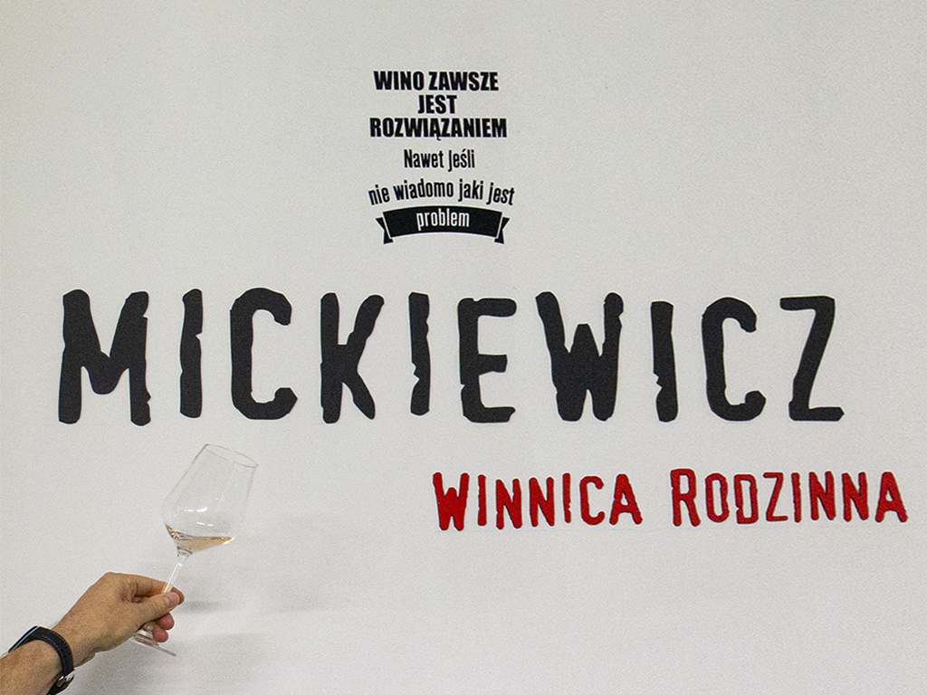 Napis na ścianie: Mickiewicz Winnica Rodzinna, Wino zawsze jest rozwiązaniem nawet jeśli nie wiadomo jaki jest problem