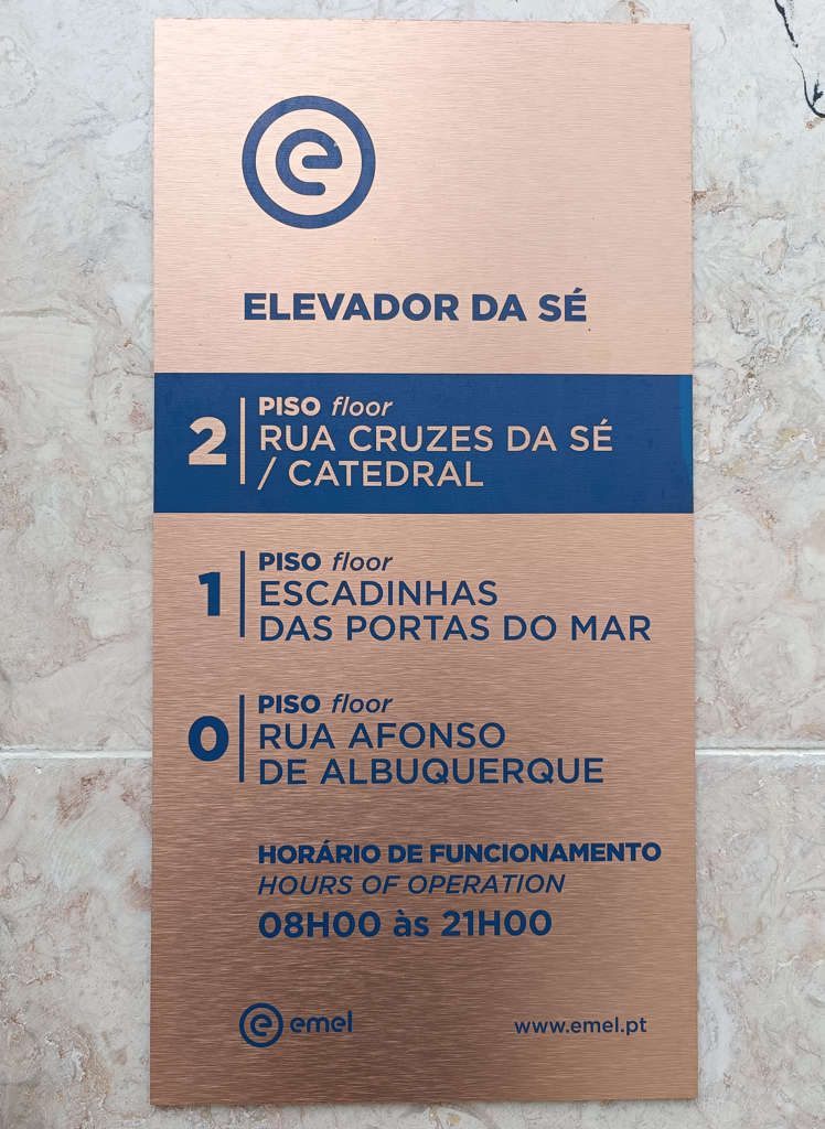 Tabliczka informacyjna Elevador da Sé – winda czynna od godz. 8 do 21
