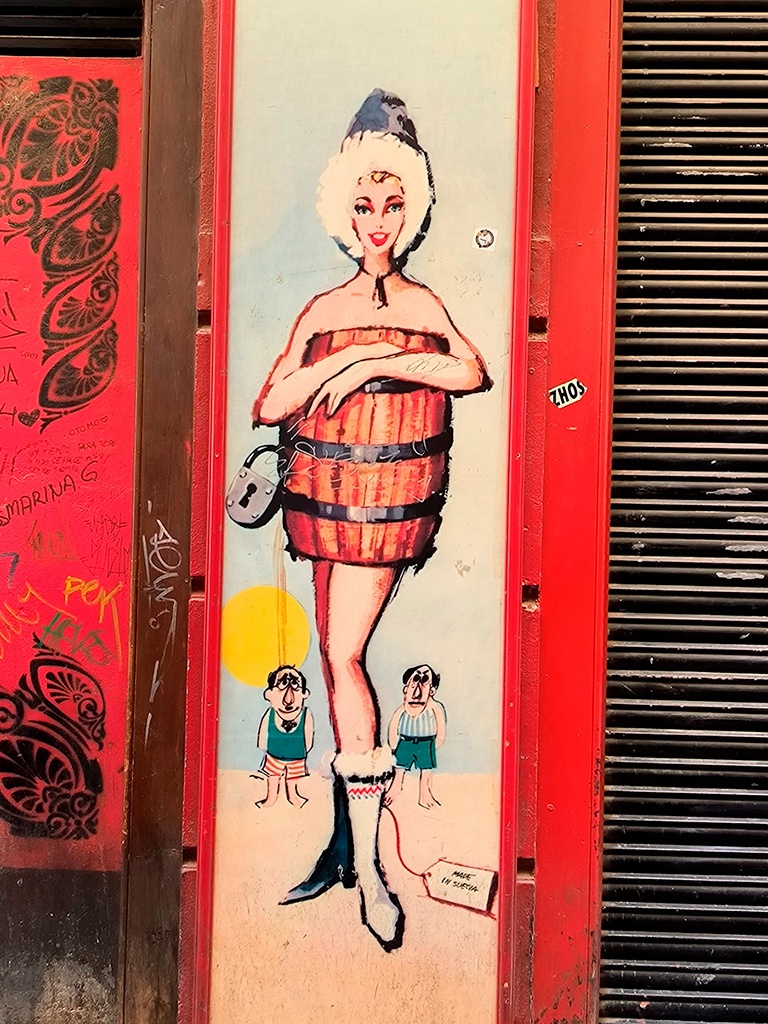 Saragossa – malunek na ścianie baru: kobieta ubrana w beczkę ;)