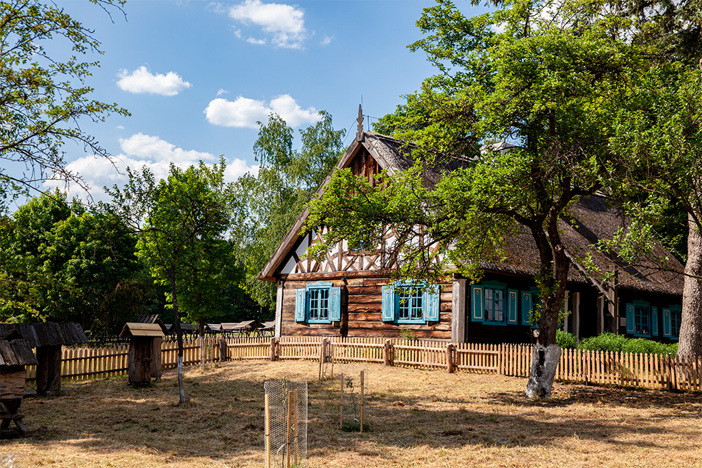 Skansen Olsztynek – drewniana chata z elementami muru pruskiego