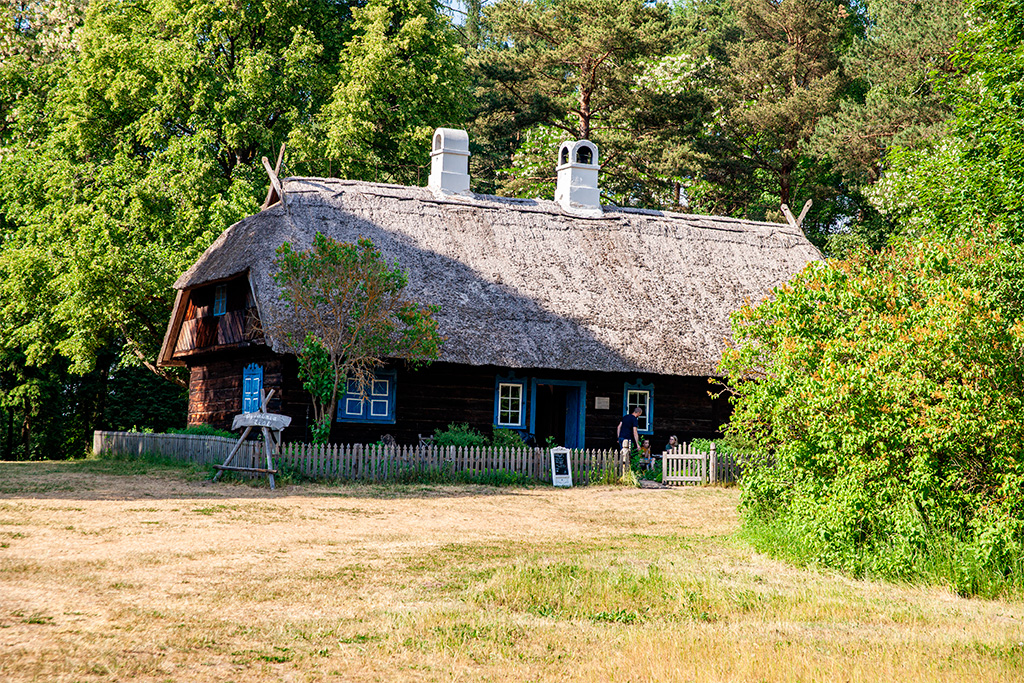 Skansen Olsztynek – chata z pijalnią ziół