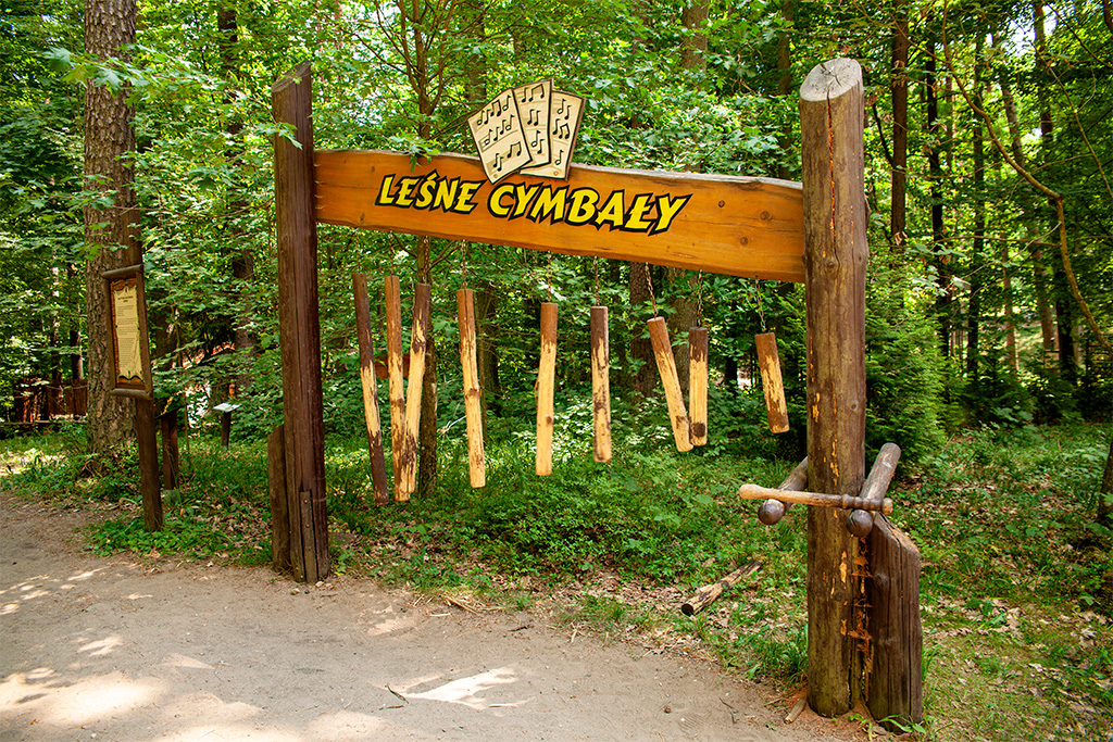 Arboretum Kudypy –  wiszące leśne cymbały, na których można grać