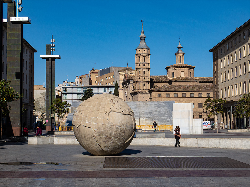 Saragossa – plac z kamienną kulą – Bola del Mundo