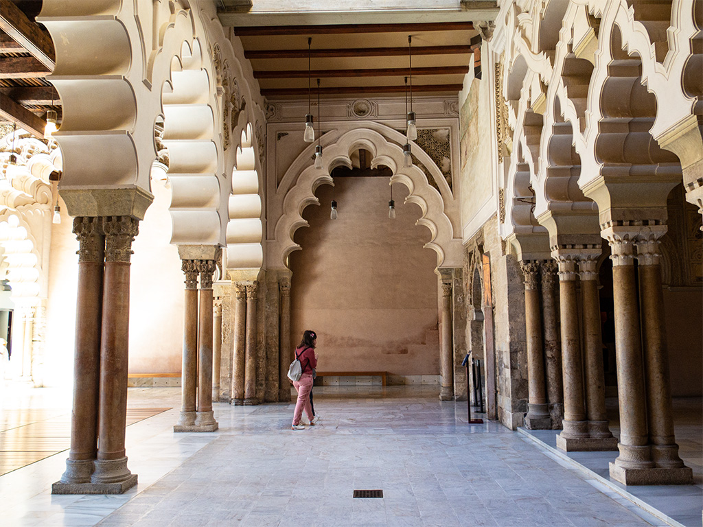 Palacio de la Aljafería – patio z kolumnami