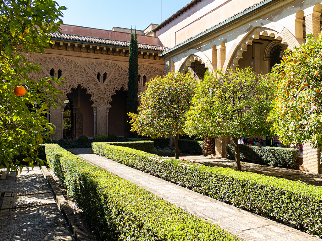 Palacio de la Aljafería – patio z drzewkami pomarańczowymi