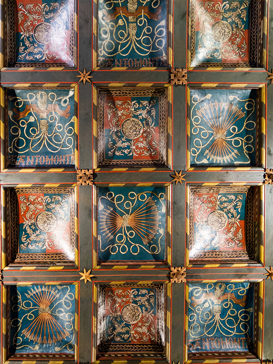Piękne sufity pałacowe – kasetony z herbami