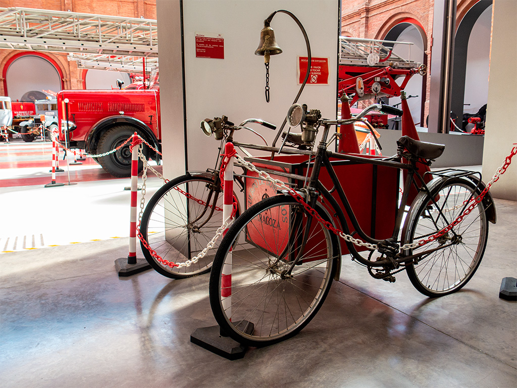 Interesujący pojazd strażacki zbudowany z dwóch rowerów