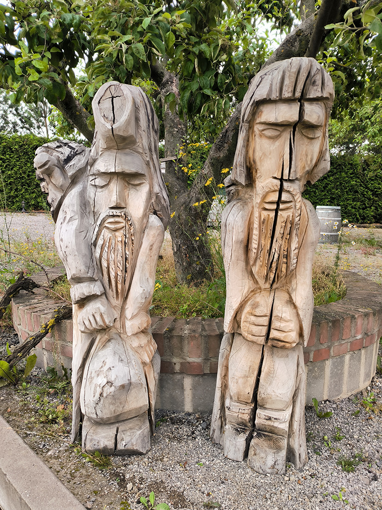 Winnica Tomani – drewniane figury
